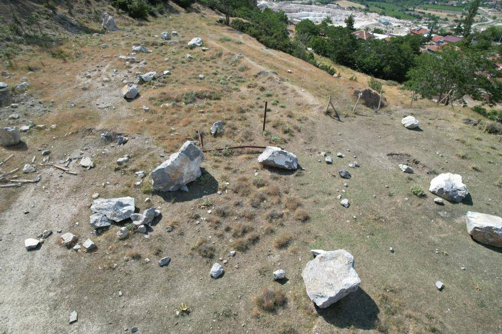 Başlarına kaya yağmadığına sevinsinler mi? Futbol sahası 'kaya sahasına' döndü - Resim: 8